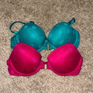 Set of 2 padded bras!! Front closure!! Very sexy!!